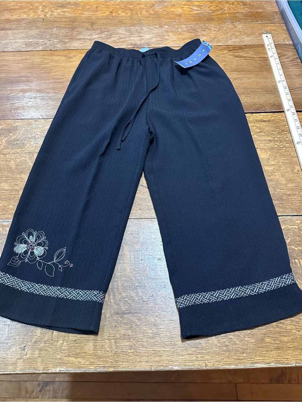 Koret NWT Black Wide Leg Capris with‎ Embroidered Accent Sz medium